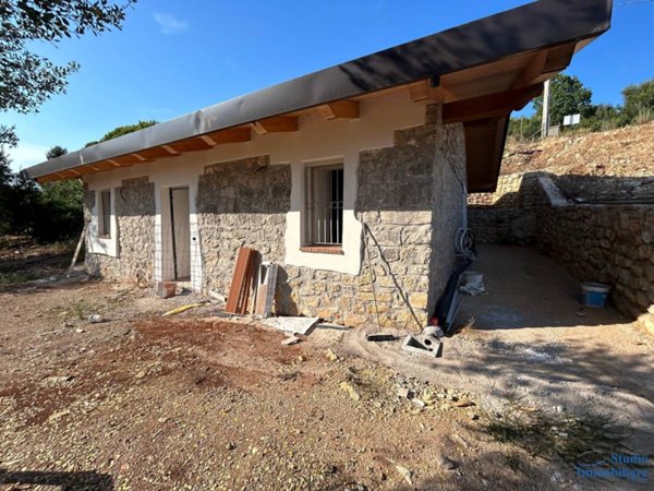 casa indipendente in vendita a Fondi