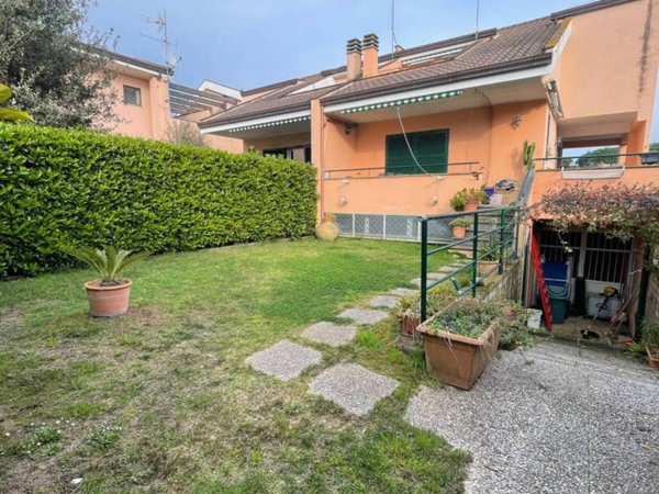 casa indipendente in vendita a Fondi