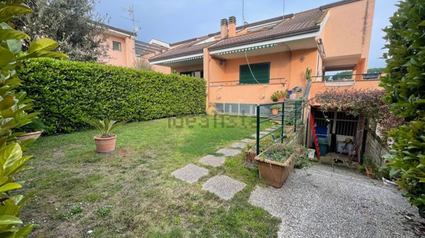 casa indipendente in vendita a Fondi in zona Selva Vetere