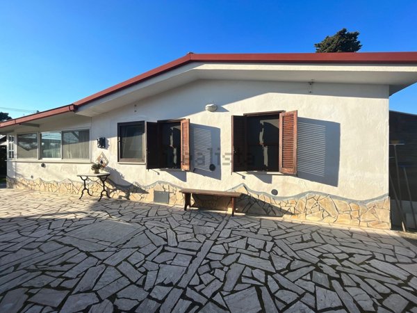 casa indipendente in vendita a Fondi in zona Selva Vetere