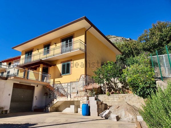 casa indipendente in vendita a Fondi in zona Cocuruzzo