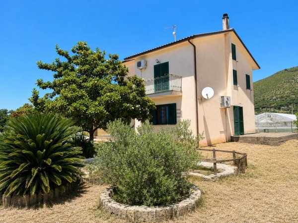 casa indipendente in vendita a Fondi in zona Gegni