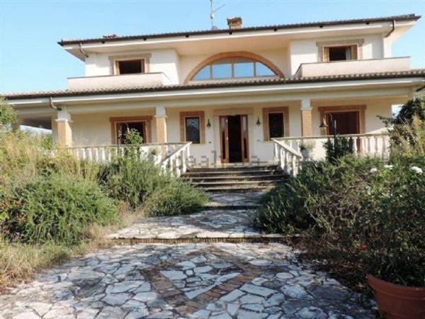 casa indipendente in vendita a Fondi