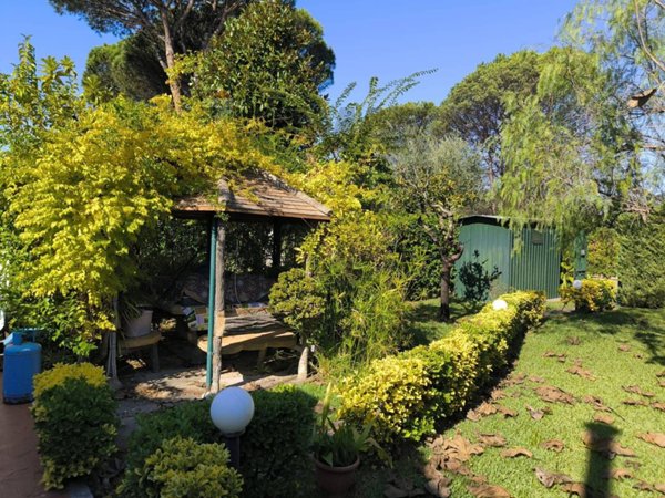 casa indipendente in vendita a Fondi in zona Salto di Fondi
