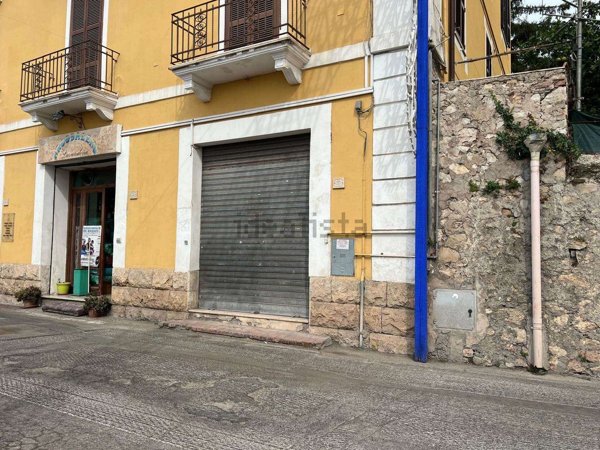 locale commerciale in vendita a Formia