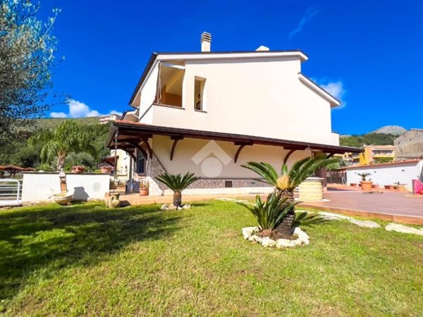 casa indipendente in vendita a Formia in zona Penitro