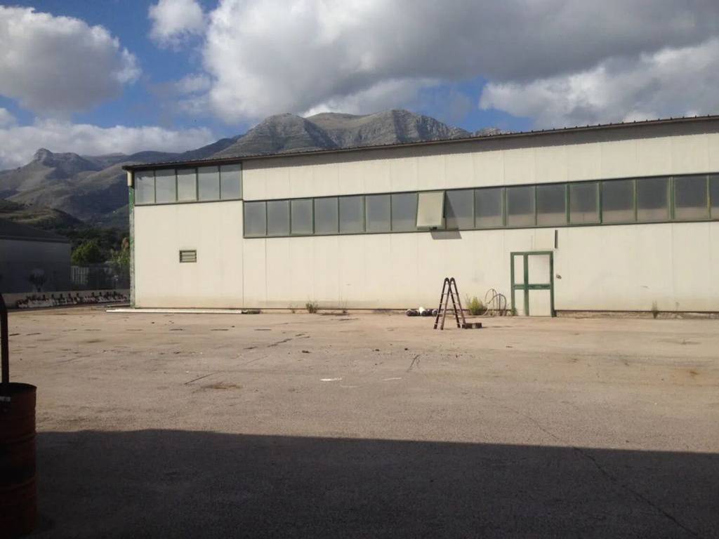 locale commerciale in vendita a Formia in zona Penitro