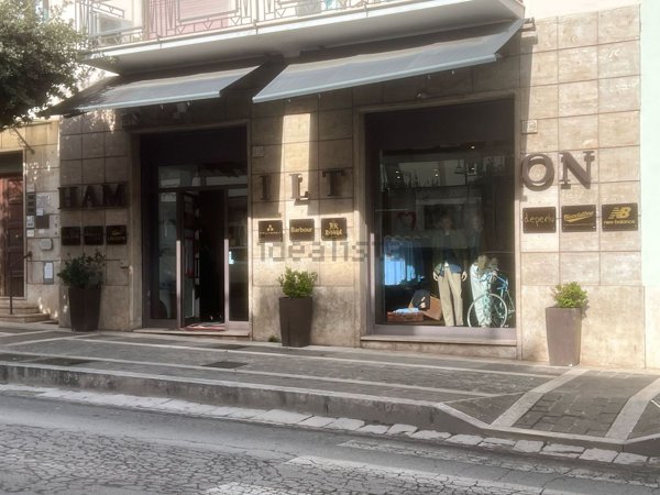 locale commerciale in vendita a Formia