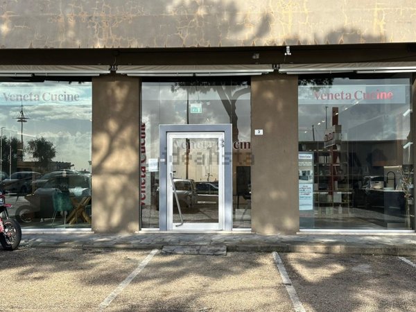 locale commerciale in vendita a Formia
