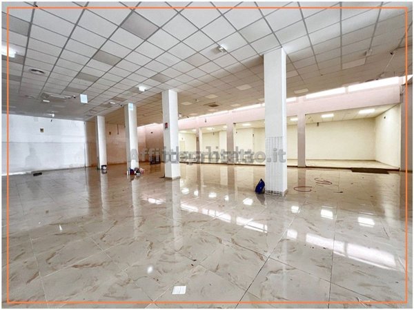 locale commerciale in vendita a Formia