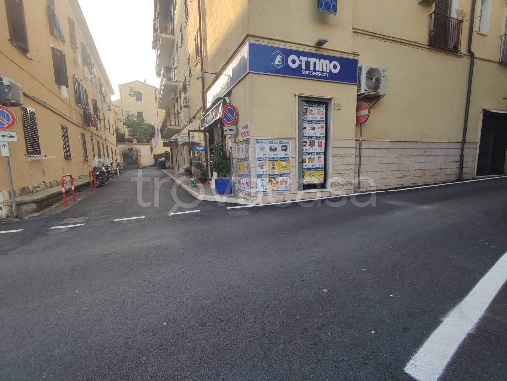 locale commerciale in vendita a Formia