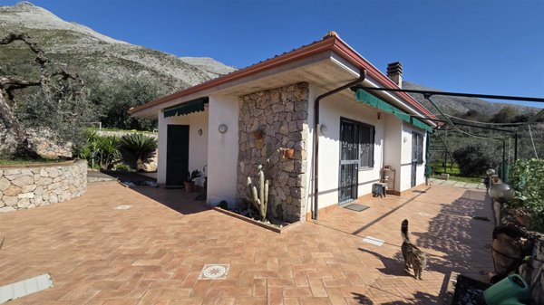 casa indipendente in vendita a Formia in zona Trivio