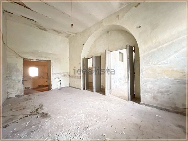 locale commerciale in vendita a Formia
