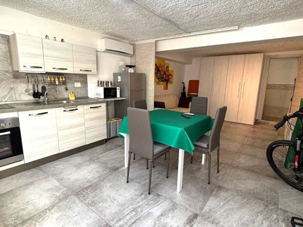 locale commerciale in vendita a Formia