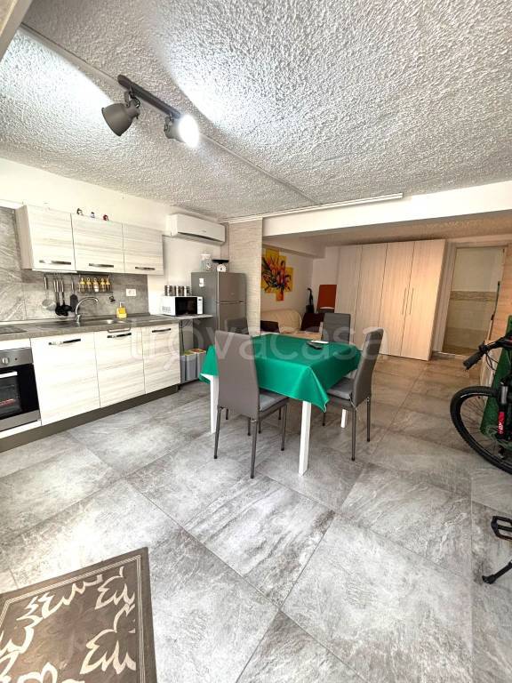 locale commerciale in vendita a Formia