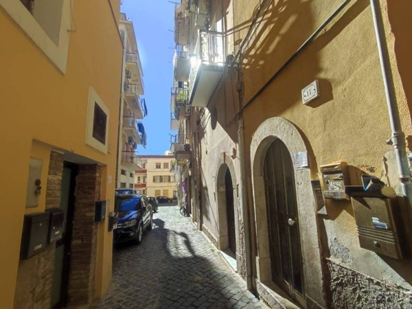 locale commerciale in vendita a Formia