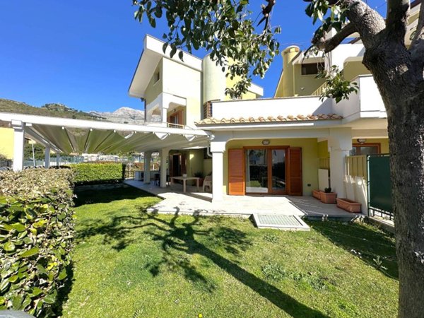 casa indipendente in vendita a Formia in zona Penitro