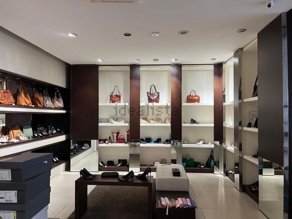 locale commerciale in vendita a Formia