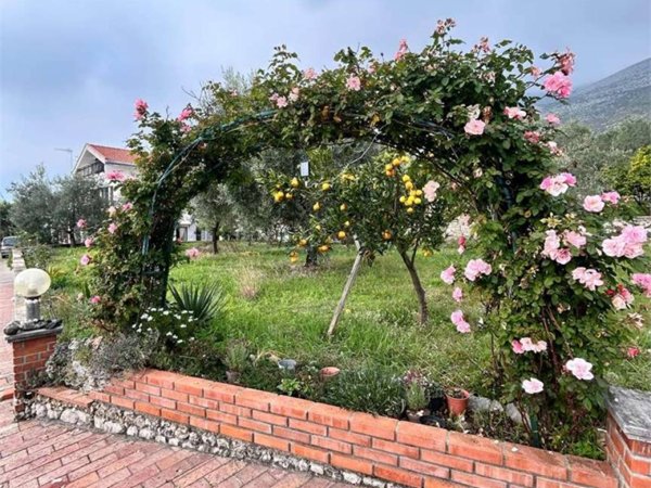 casa indipendente in vendita a Formia in zona Trivio