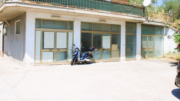 locale commerciale in vendita a Formia