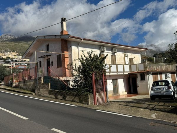 casa indipendente in vendita a Formia in zona Acquatraversa