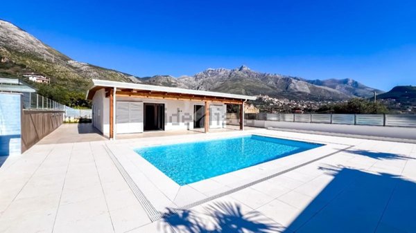 casa indipendente in vendita a Formia in zona Acquatraversa