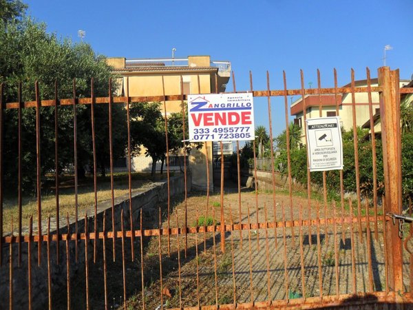 locale commerciale in vendita a Formia