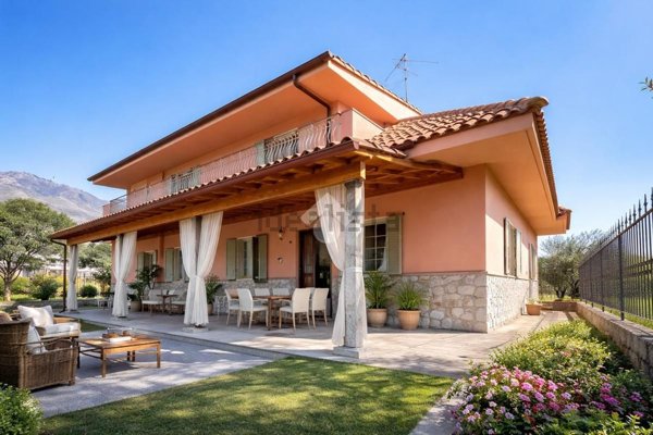 casa indipendente in vendita a Formia in zona Acquatraversa