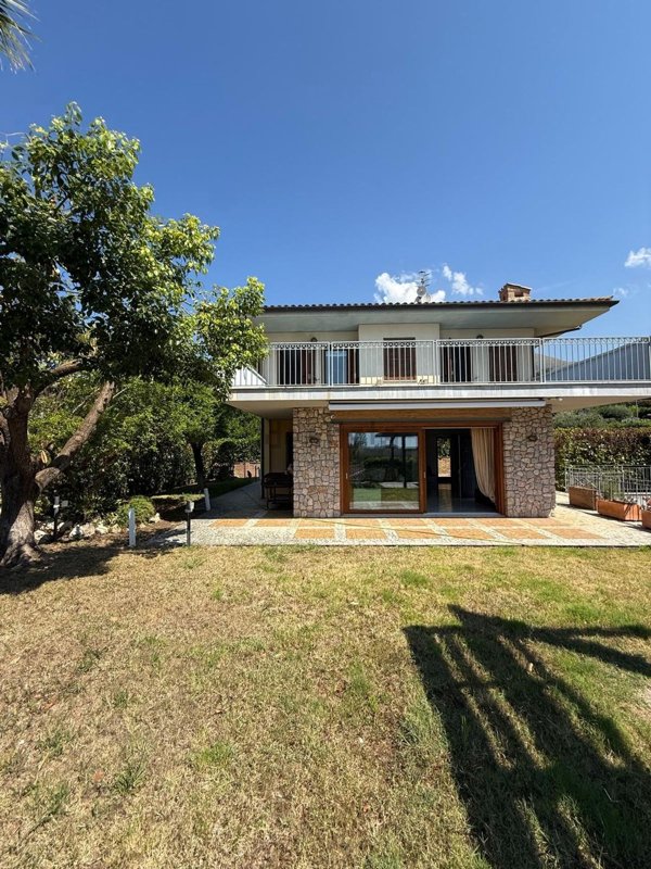 casa indipendente in vendita a Formia in zona Mola di Gaeta