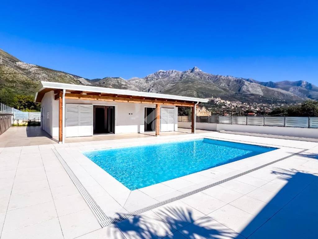casa indipendente in vendita a Formia in zona Acquatraversa
