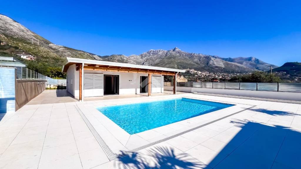 casa indipendente in vendita a Formia in zona Acquatraversa