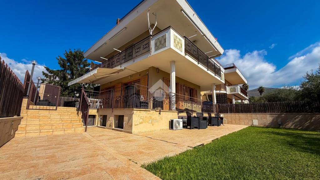 casa indipendente in vendita a Formia in zona Mola di Gaeta