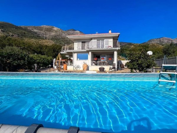 casa indipendente in vendita a Formia in zona Acquatraversa