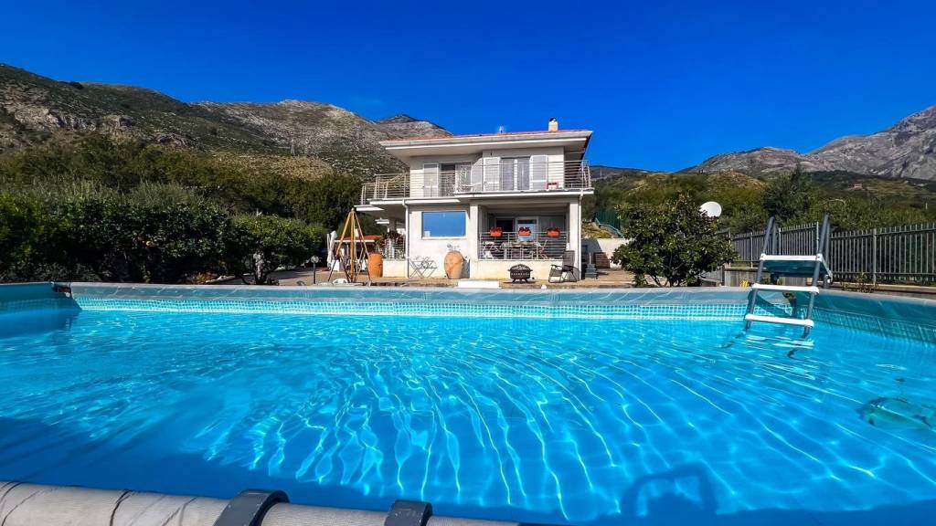 casa indipendente in vendita a Formia in zona Acquatraversa