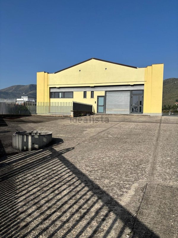 locale commerciale in vendita a Formia in zona Acquatraversa