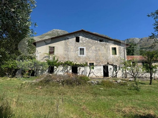 casa indipendente in vendita a Formia in zona Castellonorato