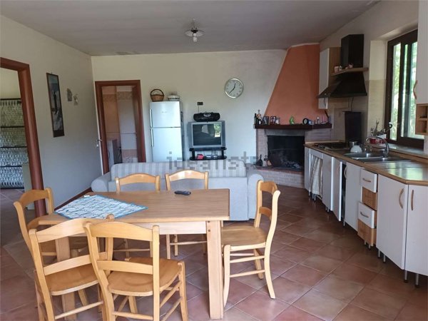 casa indipendente in vendita a Formia in zona Acquatraversa