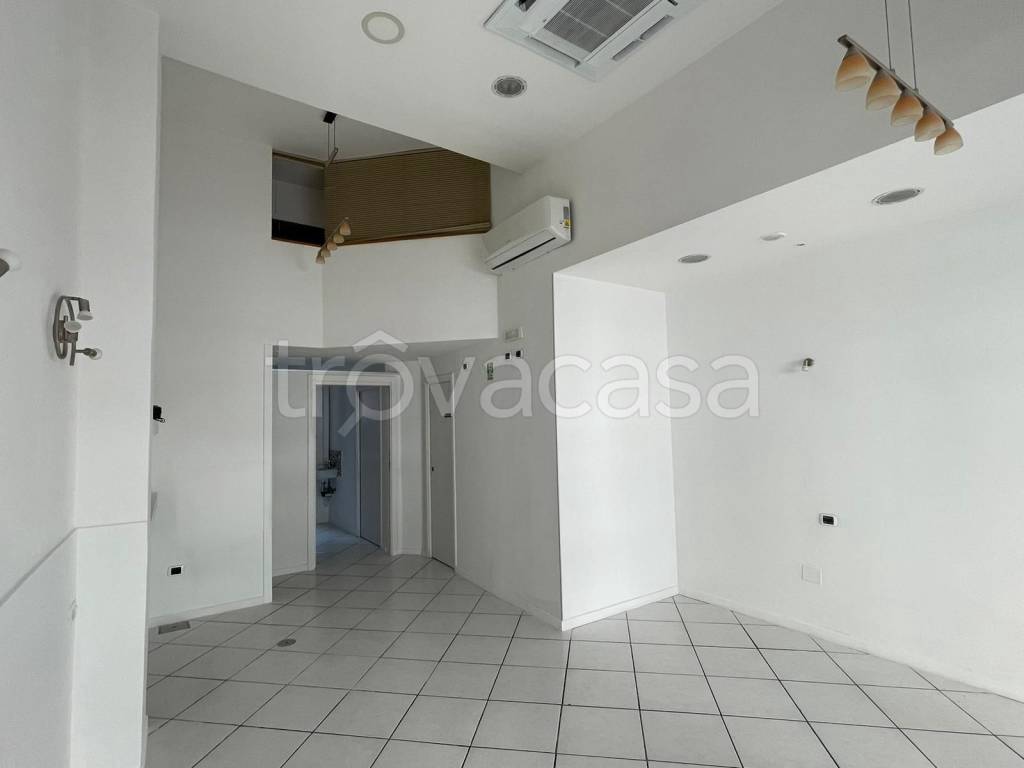 locale commerciale in vendita a Formia
