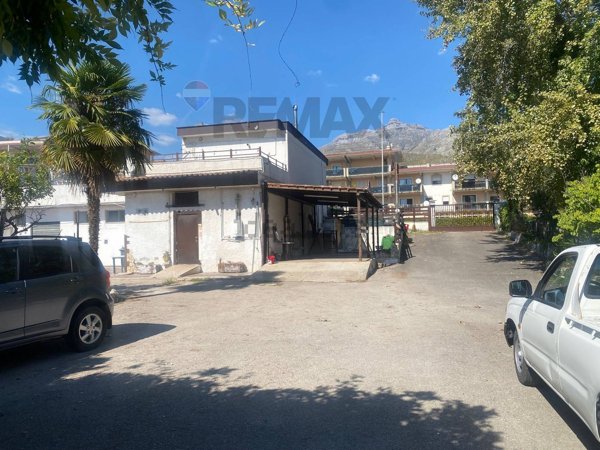 locale commerciale in vendita a Formia in zona Acquatraversa
