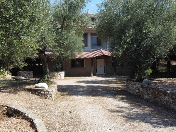casa indipendente in vendita a Formia in zona Acquatraversa