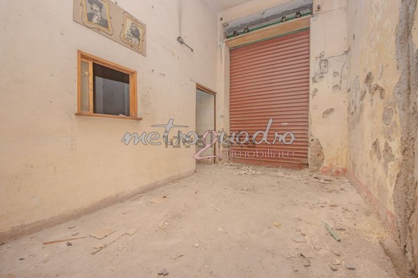 locale commerciale in vendita a Formia