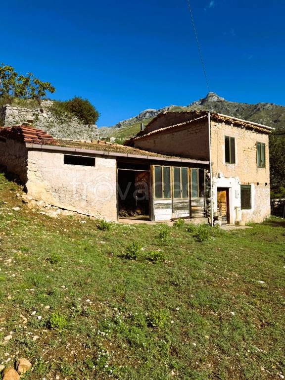 casa indipendente in vendita a Formia in zona Acquatraversa