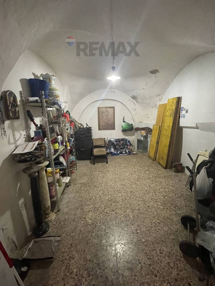 locale di sgombero in vendita a Formia in zona Mola di Gaeta