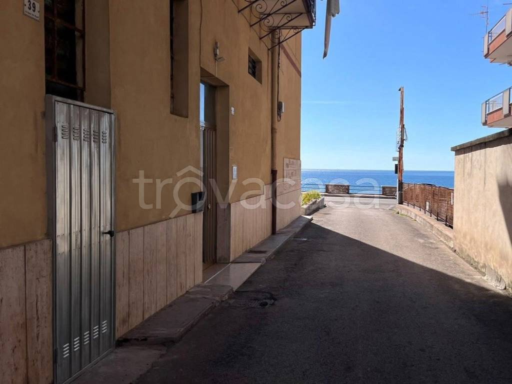 locale commerciale in vendita a Formia in zona Penitro