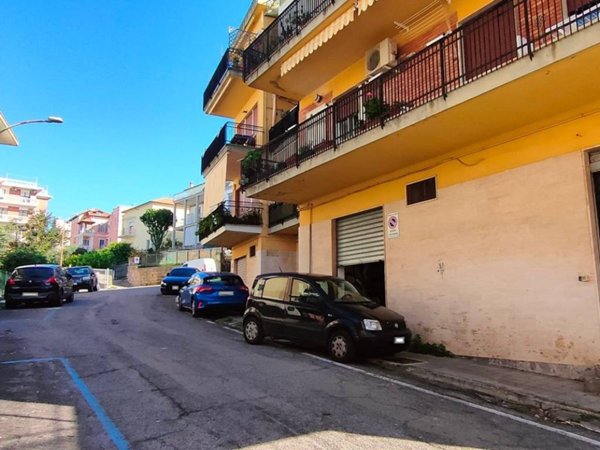 negozio in vendita a Gaeta in zona Serapo