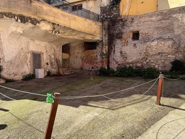 locale commerciale in vendita a Gaeta