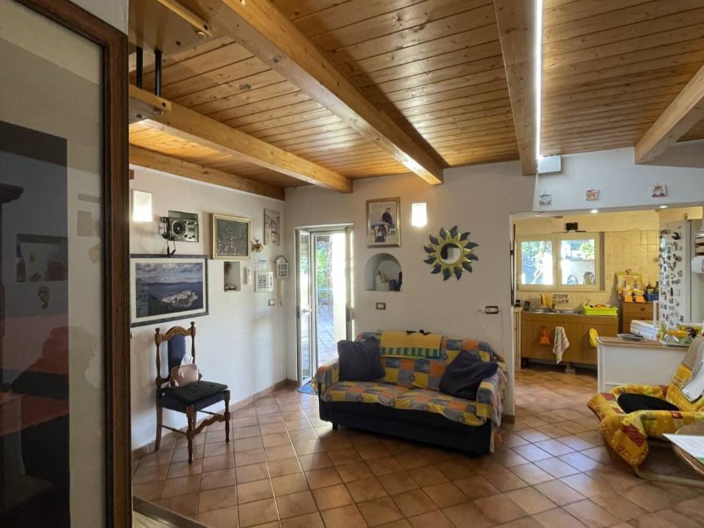 intera palazzina in vendita a Gaeta in zona Sant'Agostino