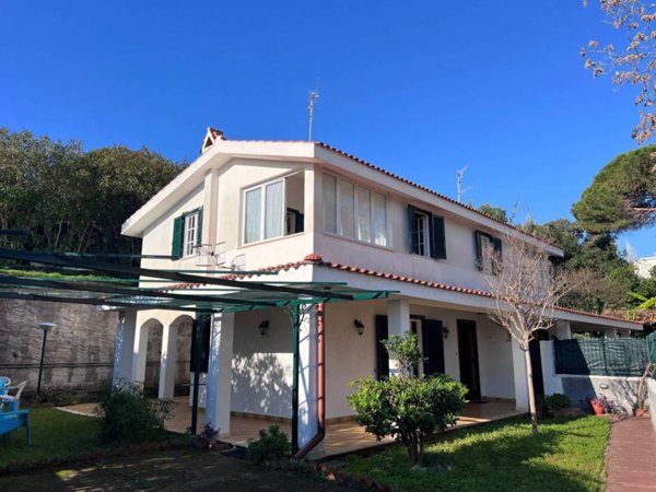 casa indipendente in vendita a Gaeta in zona Serapo