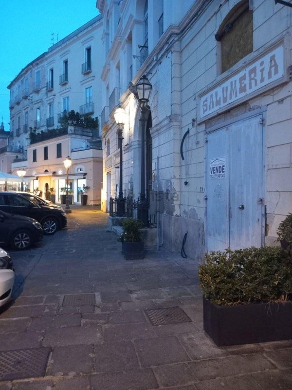 locale commerciale in vendita a Gaeta