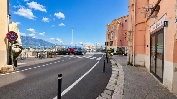 locale commerciale in vendita a Gaeta